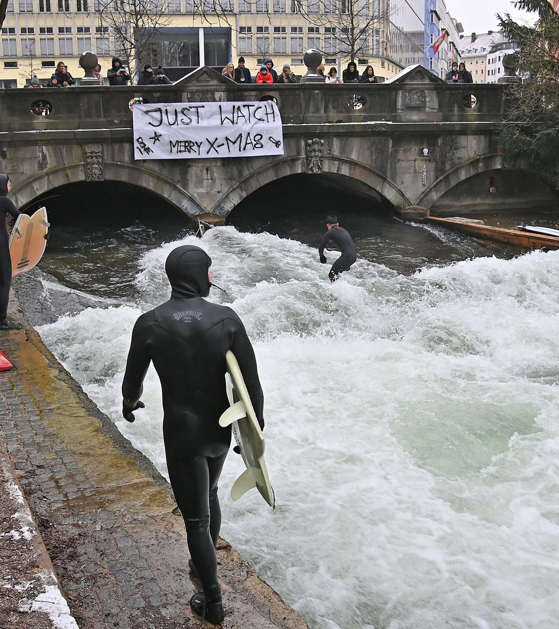 Am 26.12.2025 surfen bereits wieder zahlreiche Surfer die beruehmte Eisbachwelle, die wochenlang verschwunden war.