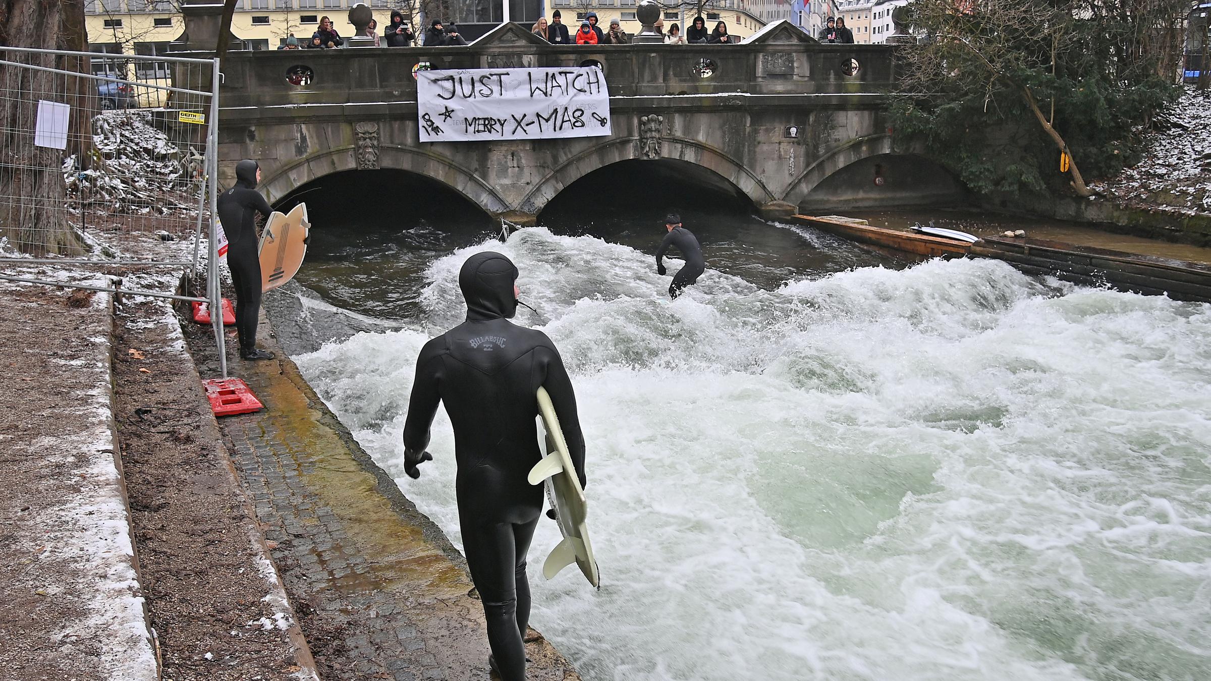 Am 26.12.2025 surfen bereits wieder zahlreiche Surfer die beruehmte Eisbachwelle, die wochenlang verschwunden war.