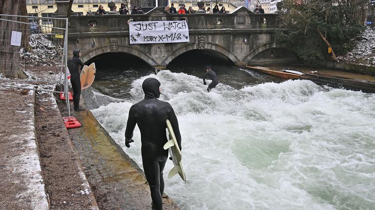 Am 26.12.2025 surfen bereits wieder zahlreiche Surfer die beruehmte Eisbachwelle, die wochenlang verschwunden war.