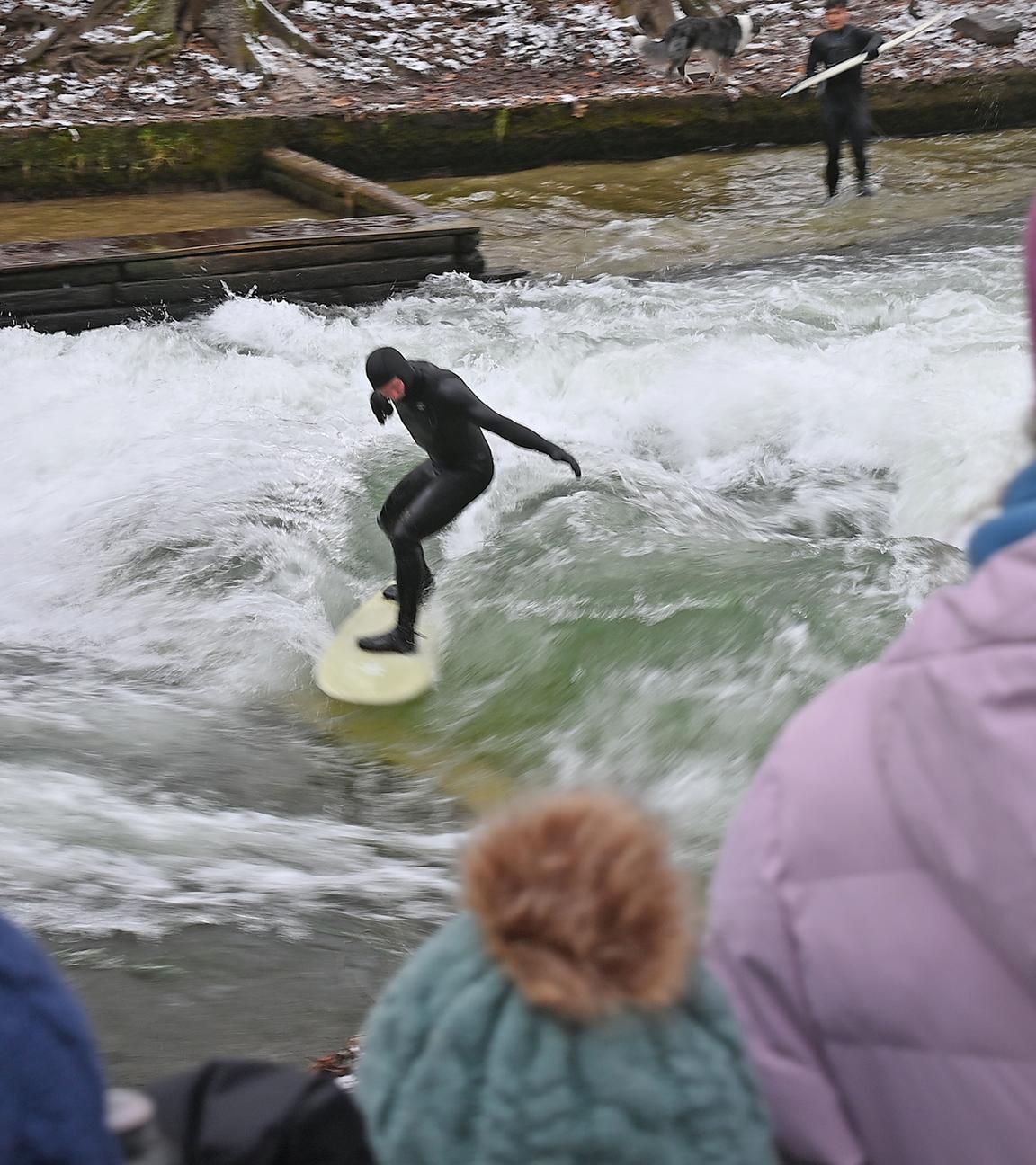 Am 26.12.2025 surfen bereits wieder zahlreiche Surfer die beruehmte Eisbachwelle, die wochenlang verschwunden war.