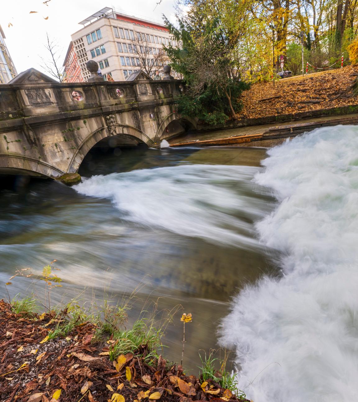 Die Stelle am Rande des Englischen Garten, an der sich normalerweise die Eisbachwelle bildet, ist aktuell für den Freizeitsport nicht geeignet.