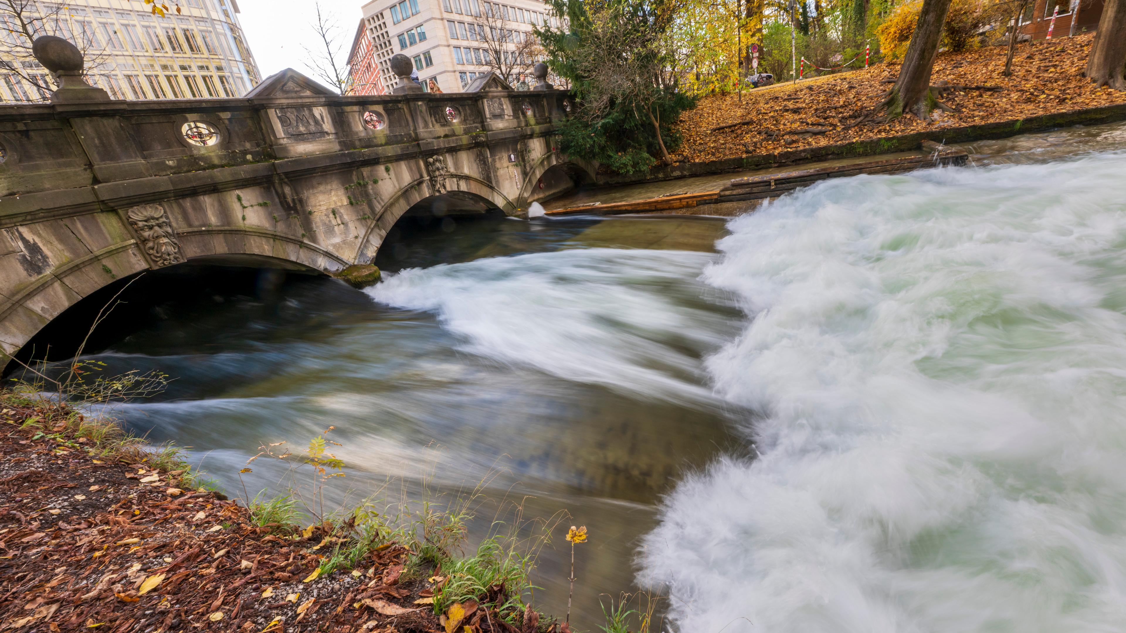 Die Stelle am Rande des Englischen Garten, an der sich normalerweise die Eisbachwelle bildet, ist aktuell für den Freizeitsport nicht geeignet.