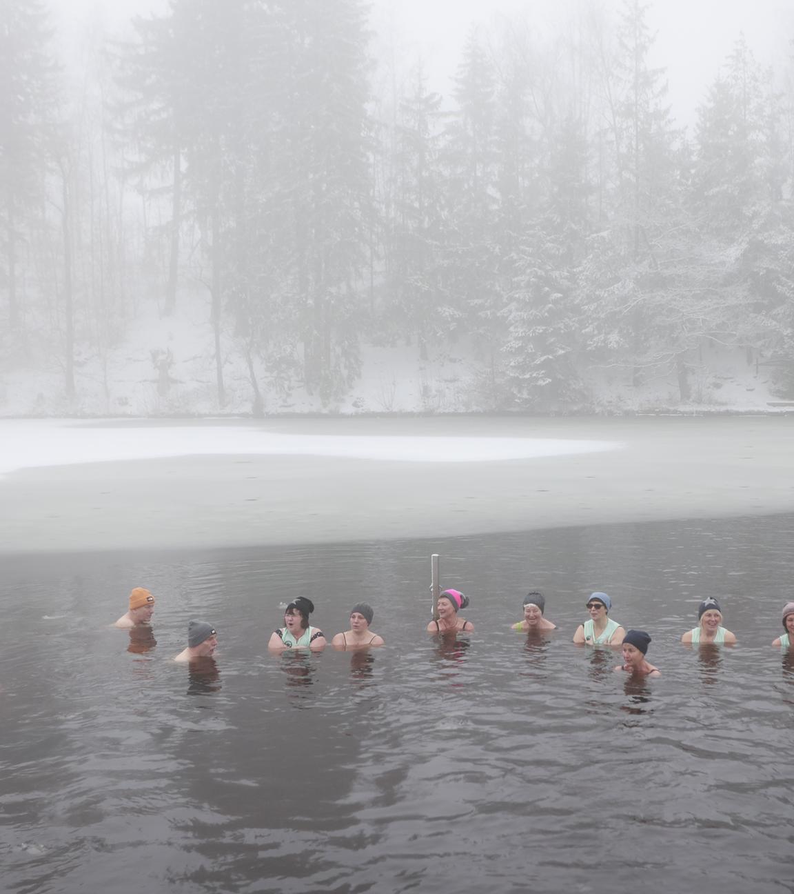 Sachsen-Anhalt, Hasselfelde: Zum Eisbaden treffen sich Vereinsmitglieder der "Eisperlen" in Badekleidung im Waldseebad. Archivbild