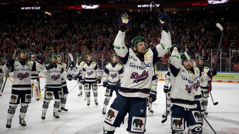 Eisbären Berlin bejubeln den Einzug ins DEL-Finale
