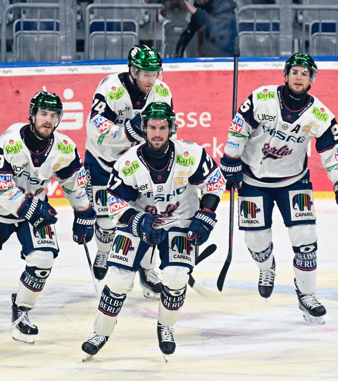 Torschütze Jean-Sébastien Dea (Mitte, Eisbären Berlin) jubelt über das Tor zum 0:2.