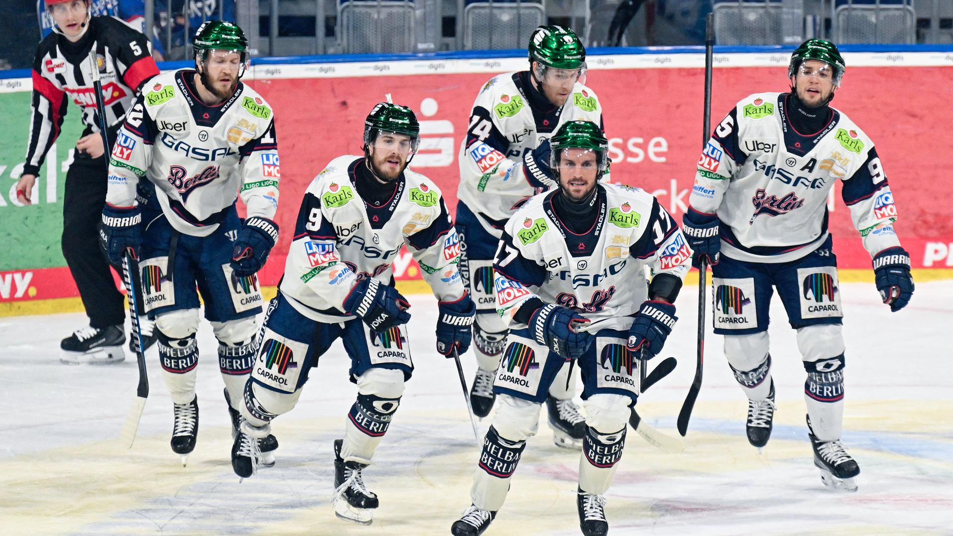 Torschütze Jean-Sébastien Dea (Mitte, Eisbären Berlin) jubelt über das Tor zum 0:2.