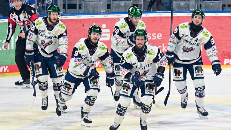 Torschütze Jean-Sébastien Dea (Mitte, Eisbären Berlin) jubelt über das Tor zum 0:2.