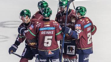 Jubel bei den Eisbären Berlin über den DEL-Auftaktsieg