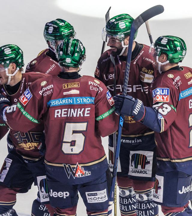 Jubel bei den Eisbären Berlin über den DEL-Auftaktsieg