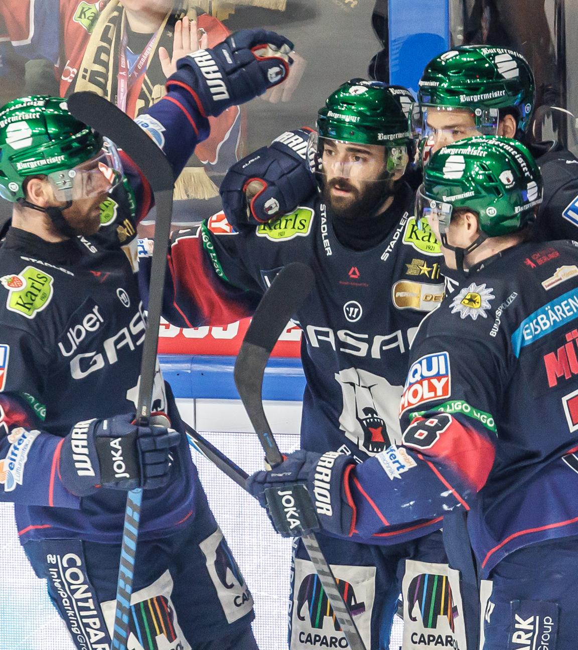 Liam Kirk (Eisbären Berlin) jubelt mit seinen Teamkollegen.