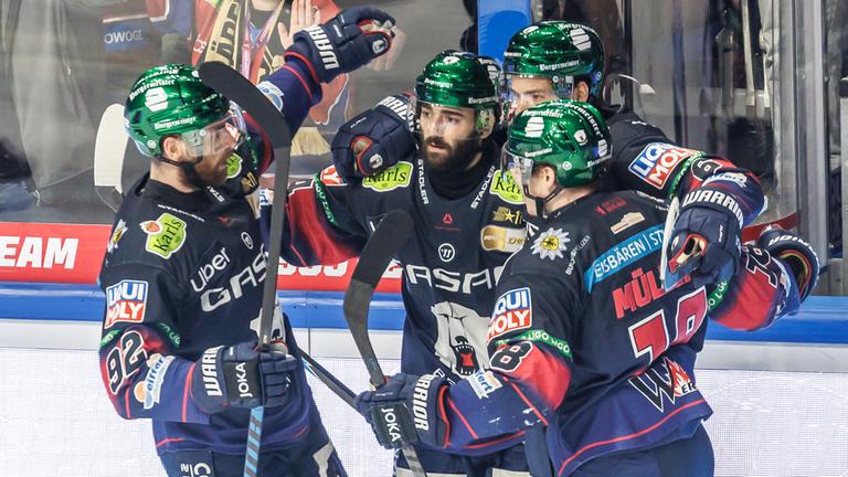 Liam Kirk (Eisbären Berlin) jubelt mit seinen Teamkollegen.