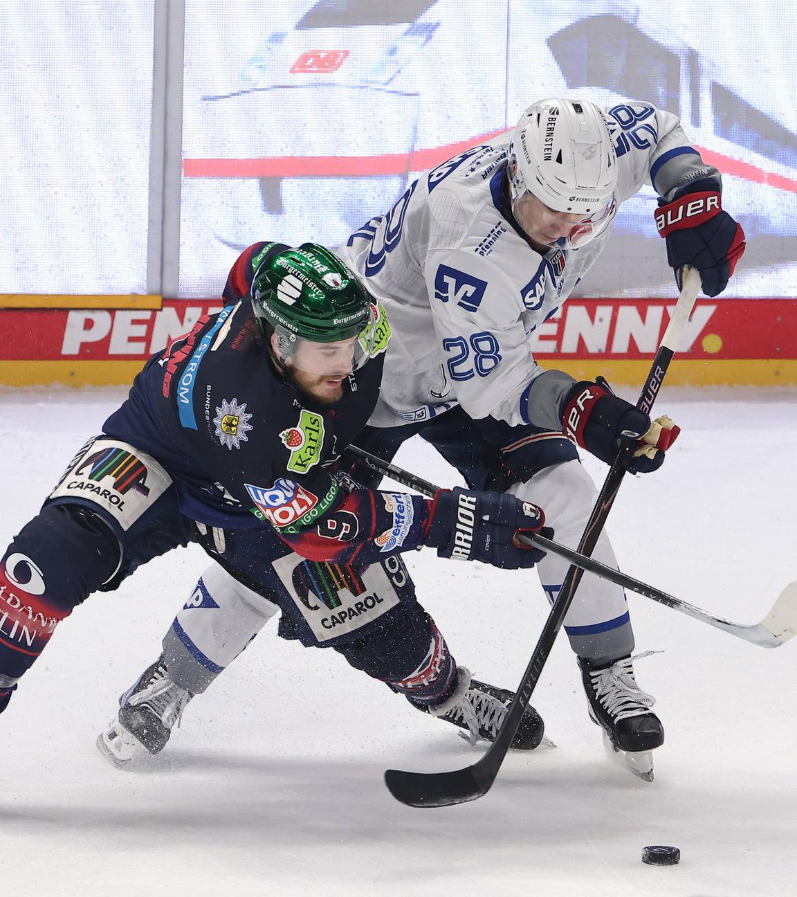 In einer umkämpften Spielszene des Play-off-Finales der Deutschen Eishockey Liga geraten Ty Ronning und Alexander Ehl in einen harten Zweikampf