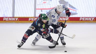 In einer umkämpften Spielszene des Play-off-Finales der Deutschen Eishockey Liga geraten Ty Ronning und Alexander Ehl in einen harten Zweikampf