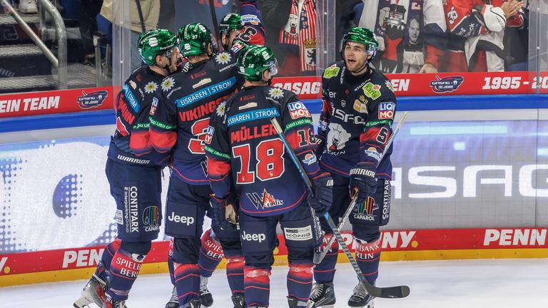 Andreas Eder (M, Eisbären Berlin) jubelt nach seinem Treffer zum 3:1 mit Teamkollegen.