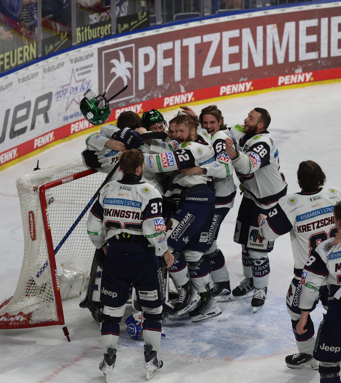 Die Spieler der Eisbären Berlin bejubeln den Gewinn der Deutschen Meisterschaft.