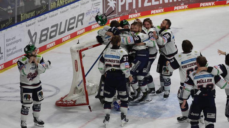 Die Spieler der Eisbären Berlin bejubeln den Gewinn der Deutschen Meisterschaft.