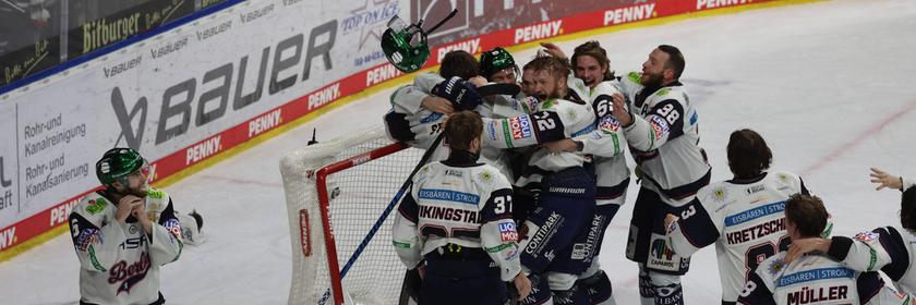 Die Spieler der Eisbären Berlin bejubeln den Gewinn der Deutschen Meisterschaft.
