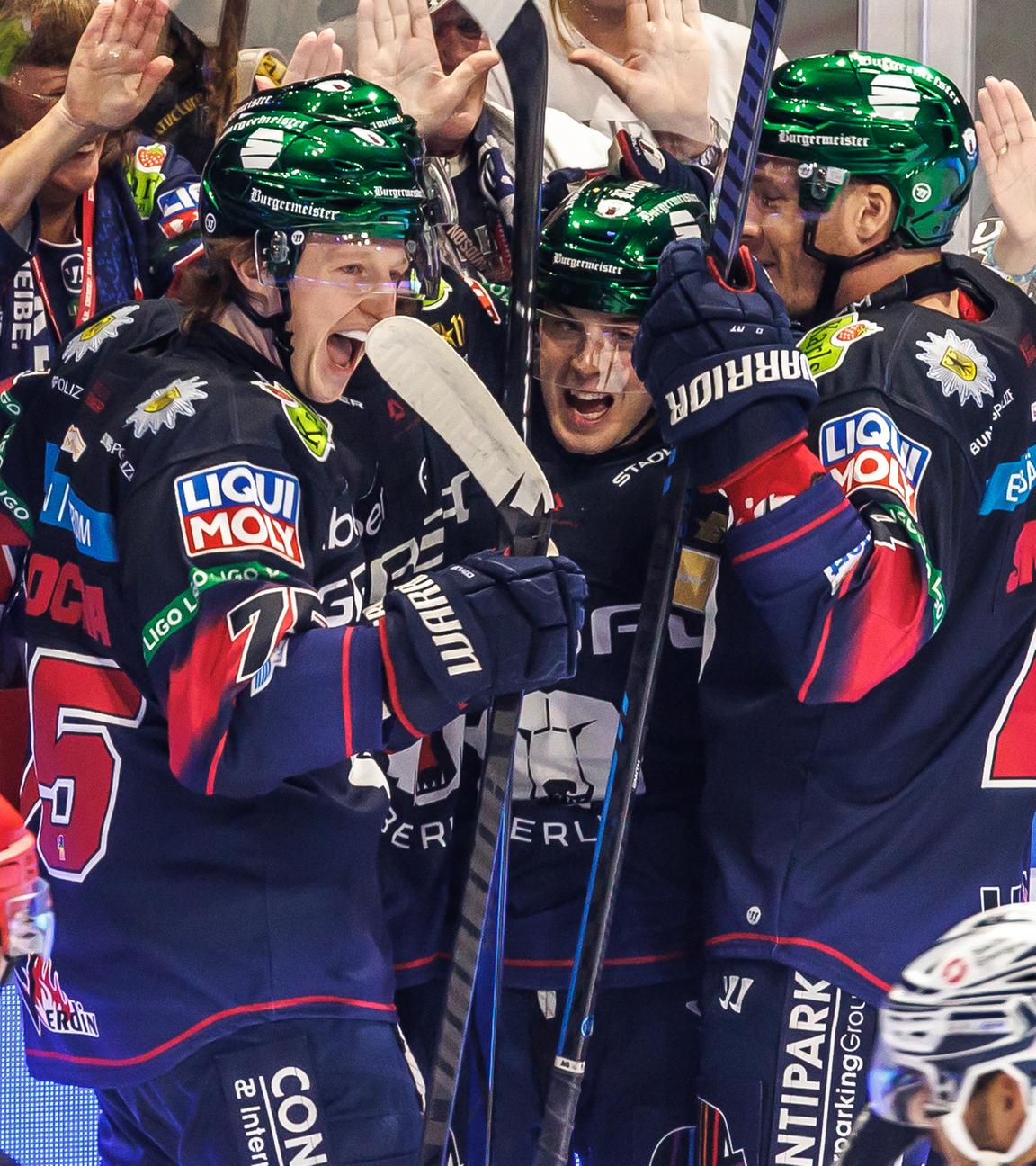 Ty Ronning (Mitte, Eisbären Berlin) jubelt mit Teamkollegen nach seinem Treffer zum 1:0.