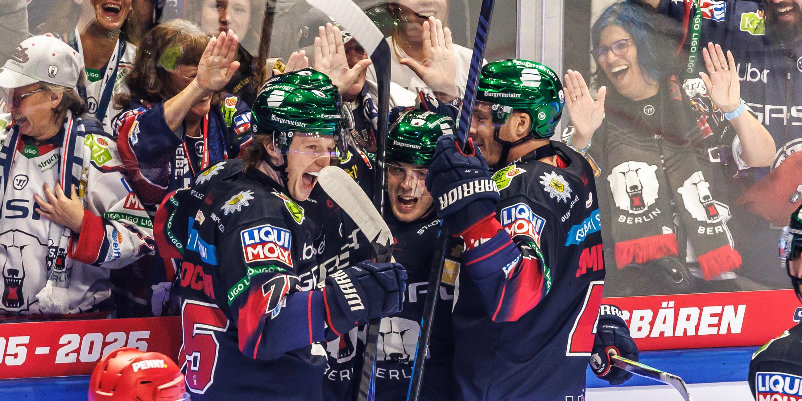 Ty Ronning (Mitte, Eisbären Berlin) jubelt mit Teamkollegen nach seinem Treffer zum 1:0.