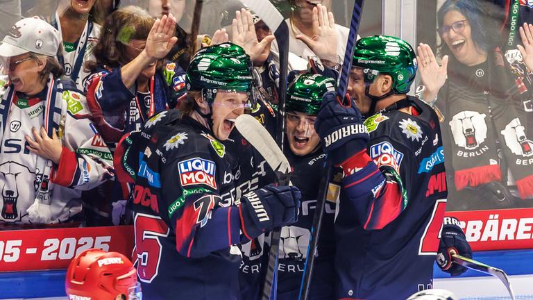 Ty Ronning (Mitte, Eisbären Berlin) jubelt mit Teamkollegen nach seinem Treffer zum 1:0.