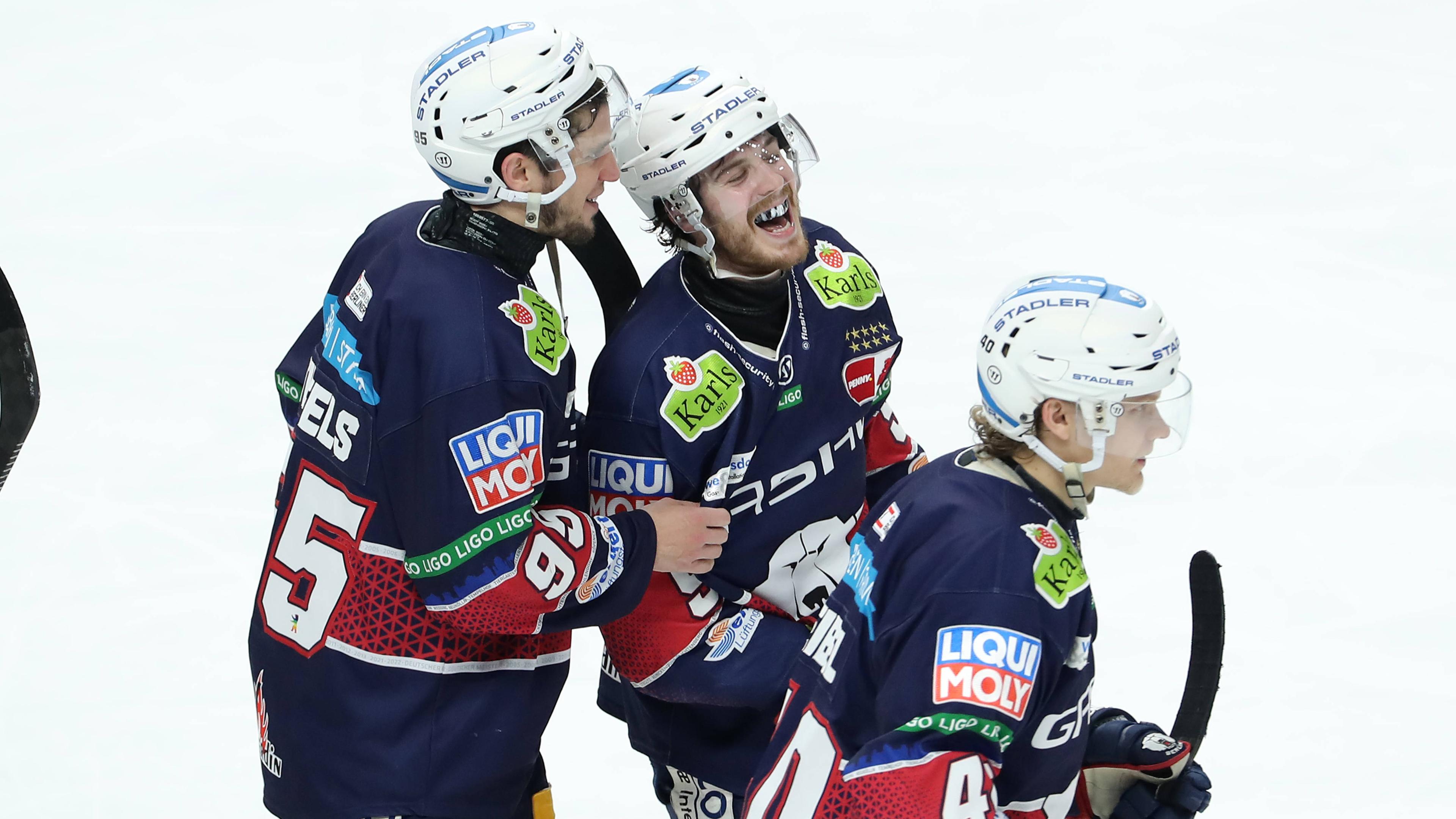 Siegtorschütze Ty Ronning feiert mit seiner Eisbärenmannschaft.