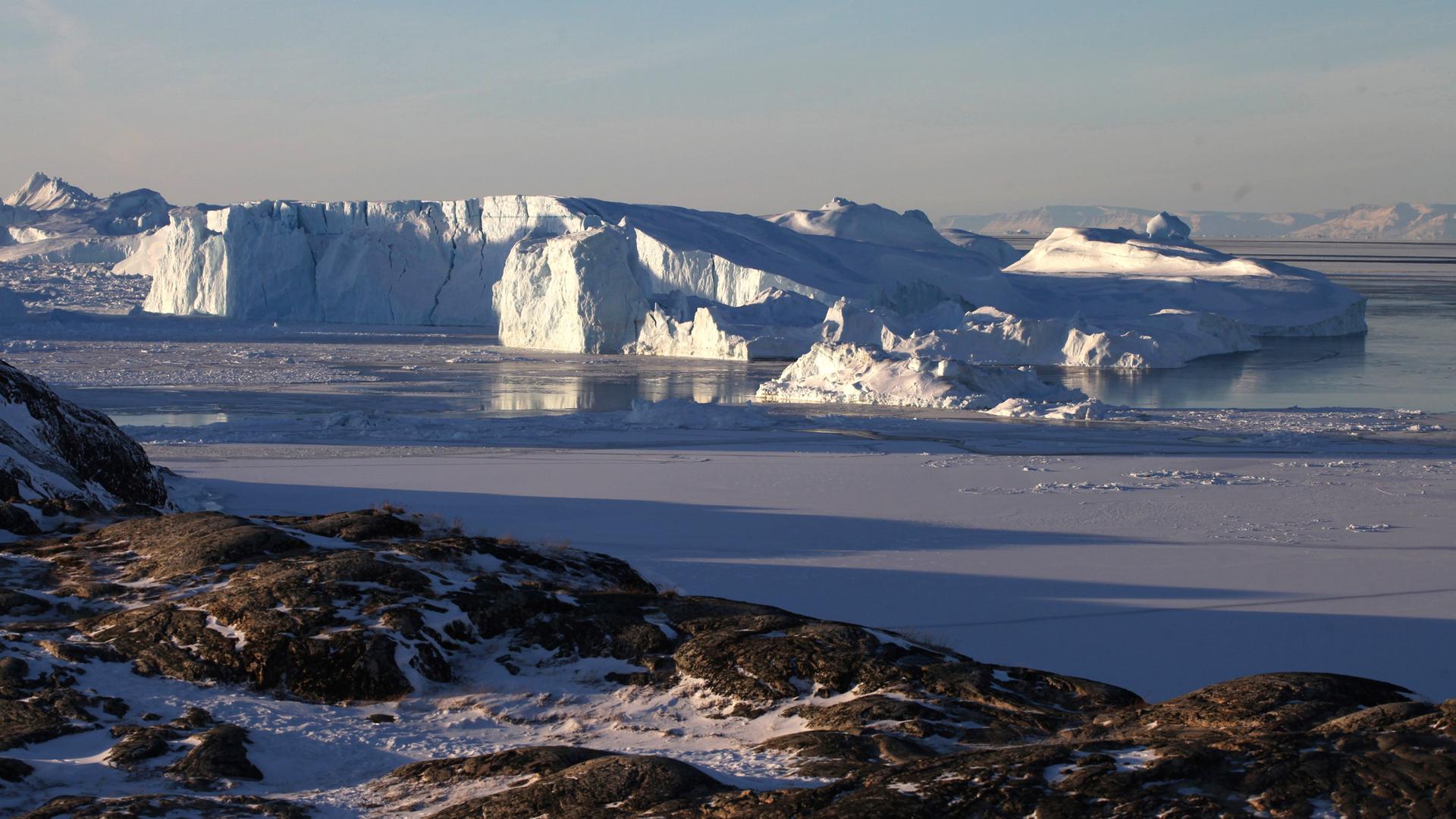Eisberge ragen im Ilulissat-Eisfjord in der Nähe des westgrönländischen Ortes Ilulissat in die Höhe