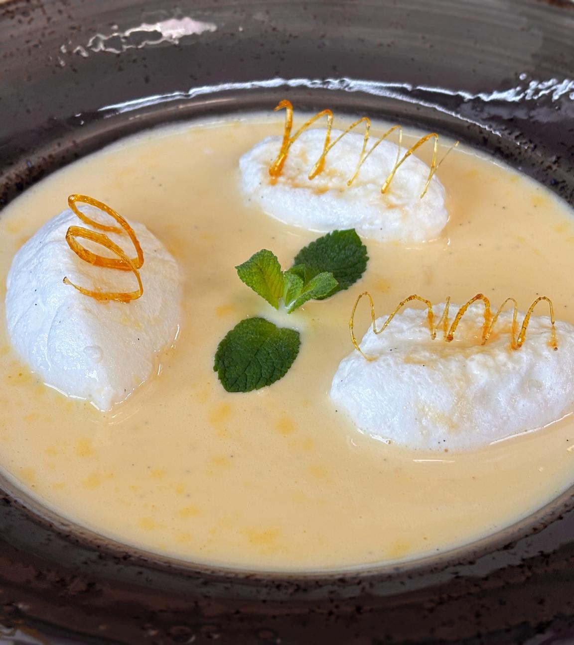 Eischnee in Vanillesoße