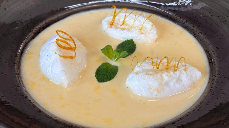 Eischnee in Vanillesoße