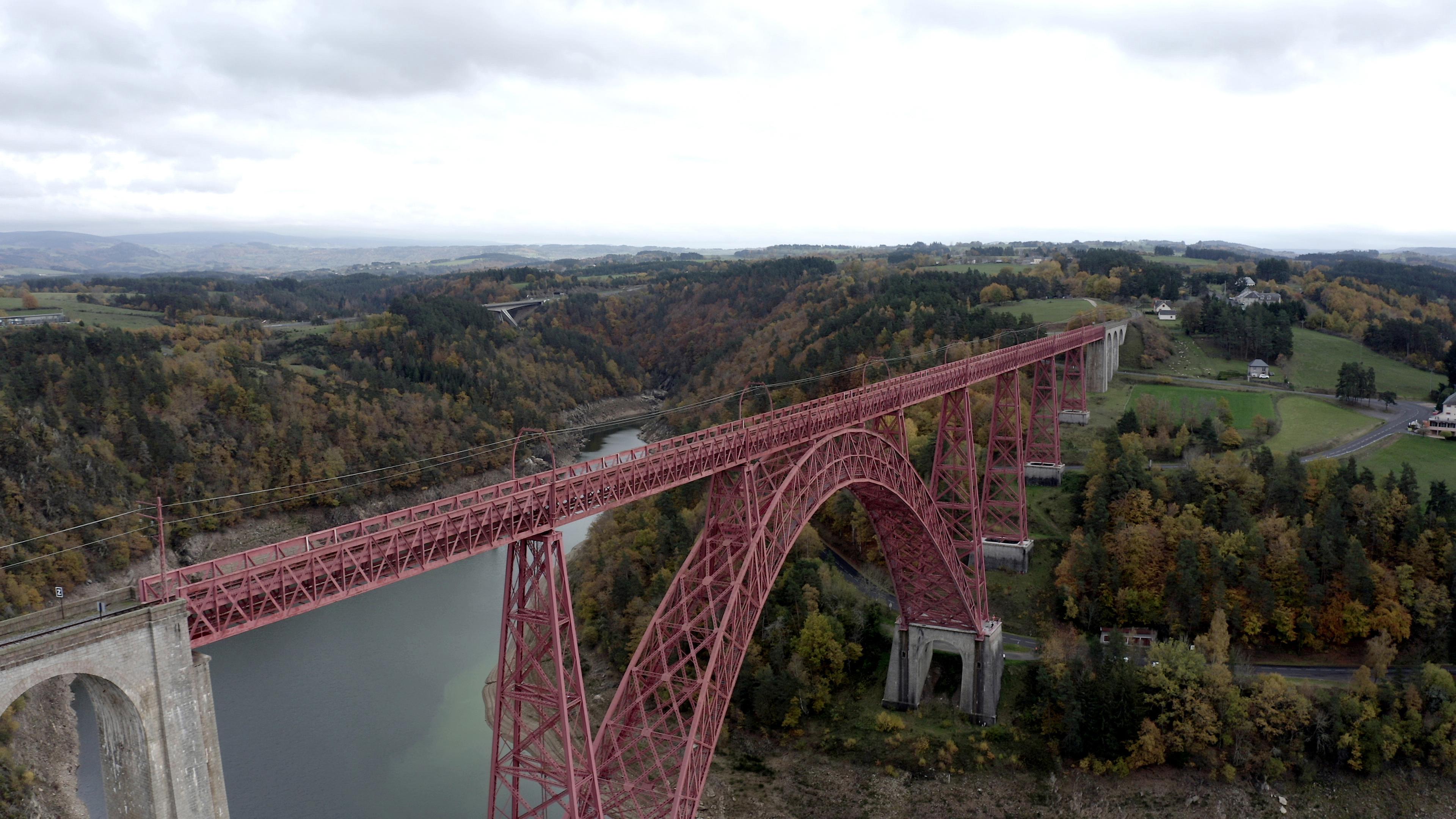 Eine Eisenbahnbrücke führt über die Garonne bei Bordeaux.