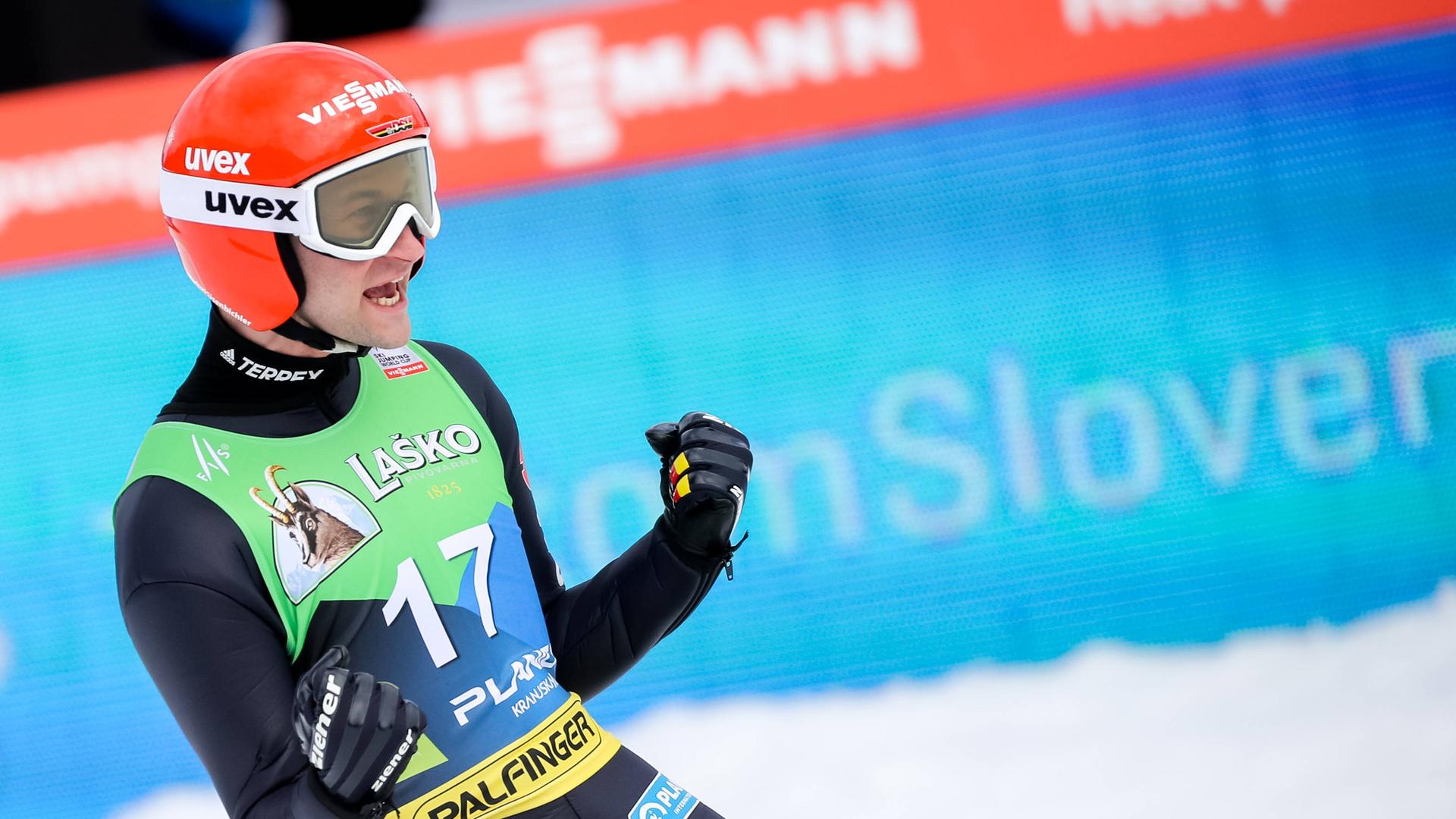 Markus Eisenbichler jubelt nach einem Sprung beim Skifliegen am 2. April 2023 in Planica