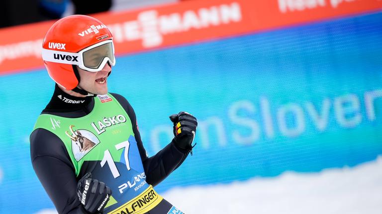 Markus Eisenbichler jubelt nach einem Sprung beim Skifliegen am 2. April 2023 in Planica