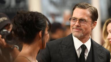 Auf dem Bild zu sehen ist Brad Pitt mit Freundin Ines de Ramon bei der Premiere des Films "Eiserne Wildnis - Heart of the Beast".