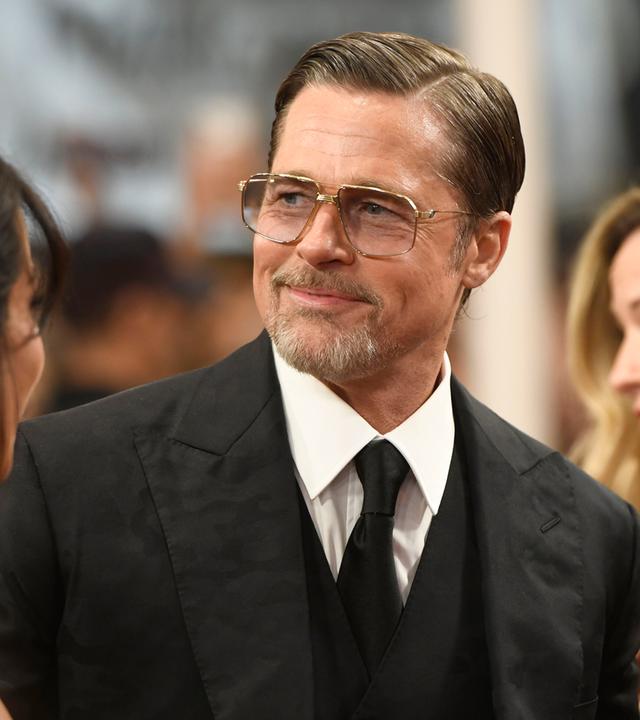 Auf dem Bild zu sehen ist Brad Pitt mit Freundin Ines de Ramon bei der Premiere des Films "Eiserne Wildnis - Heart of the Beast".