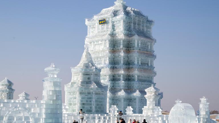 Touristen im Harbin Ice-Snow World, China, 17. Dezember 2025. Der weltgrößte Eis- und Schneepark zeigt spektakuläre Eisskulpturen auf 1,2 Mio. m²