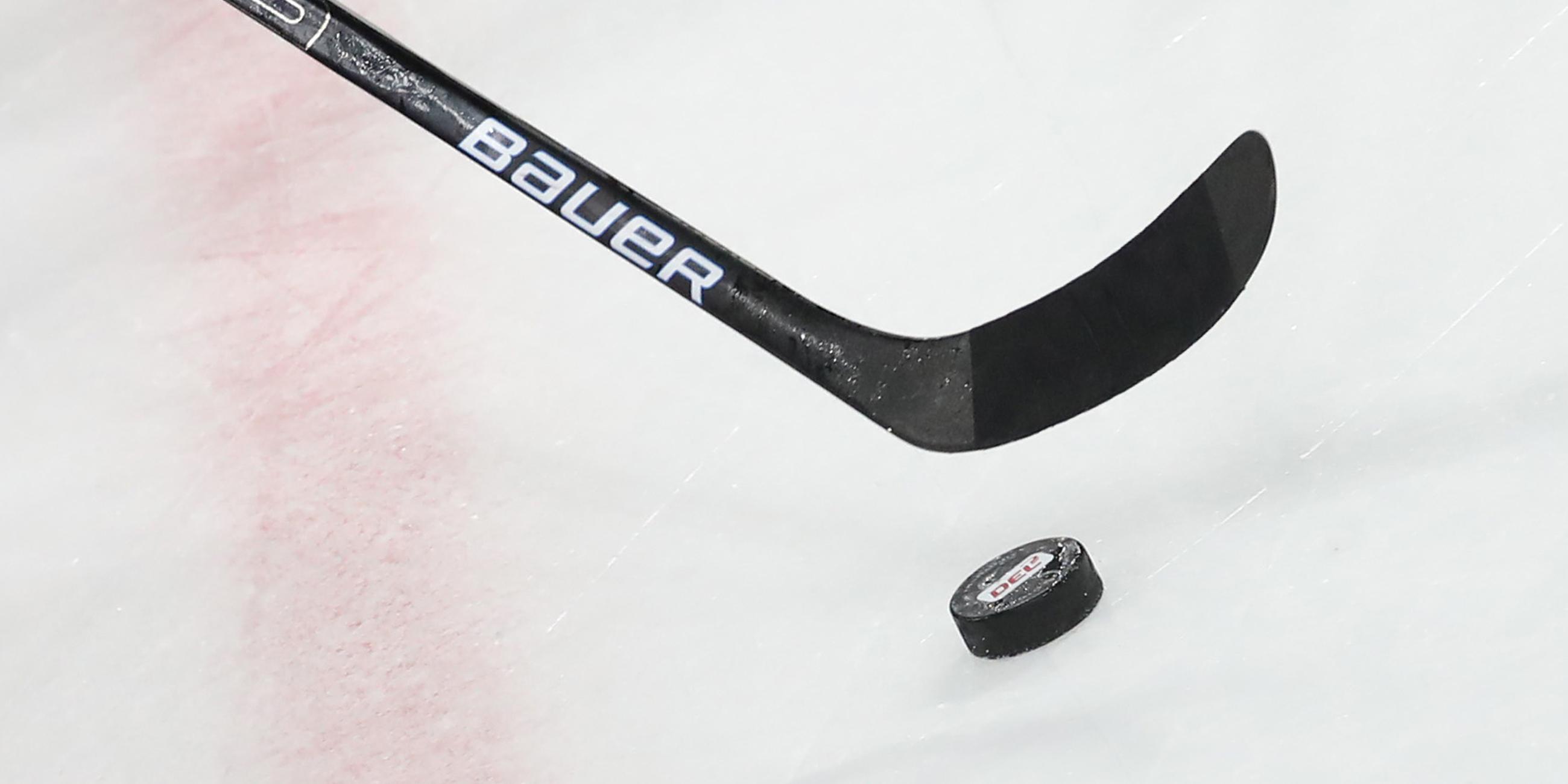 Archiv: Eishockey Puck und Schläger
