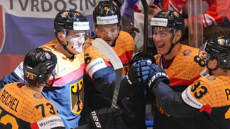 Deutschlands Kai Wissmann feiert mit seinen Mannschaftskameraden