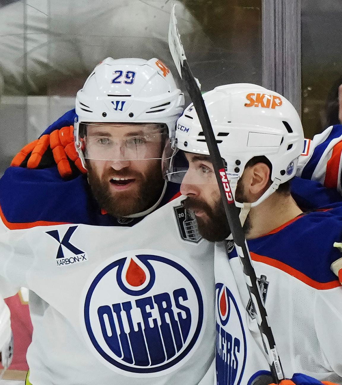 Leon Draisaitl (29) von den Edmonton Oilers feiert nach seinem Siegtreffer gegen die Florida Panthers mit Evan Bouchard (2) während der ersten Verlängerung in Spiel 4 des Stanley-Cup-Finales der NHL in Sunrise, Florida.