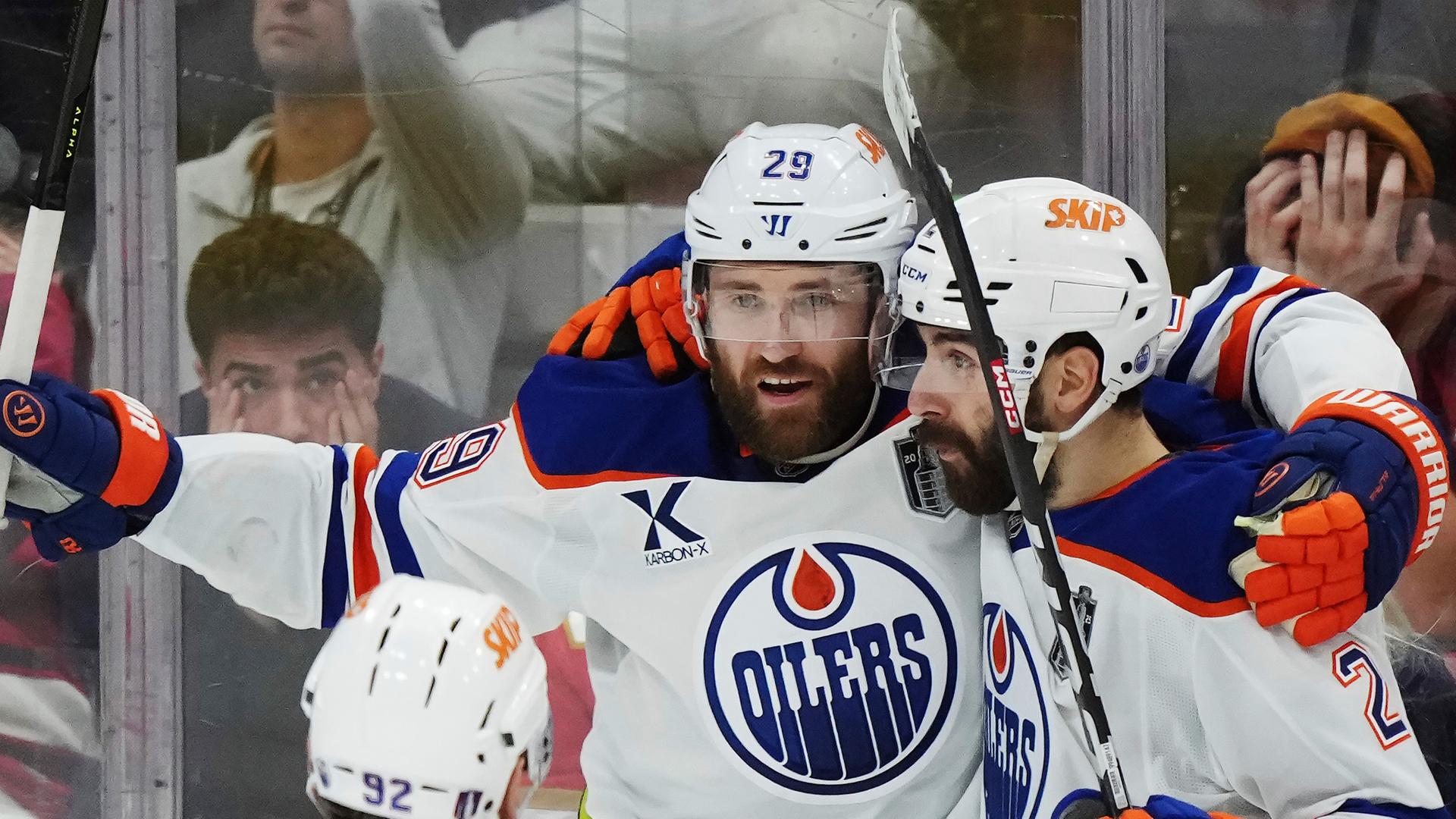 Leon Draisaitl (29) von den Edmonton Oilers feiert nach seinem Siegtreffer gegen die Florida Panthers mit Evan Bouchard (2) während der ersten Verlängerung in Spiel 4 des Stanley-Cup-Finales der NHL in Sunrise, Florida.