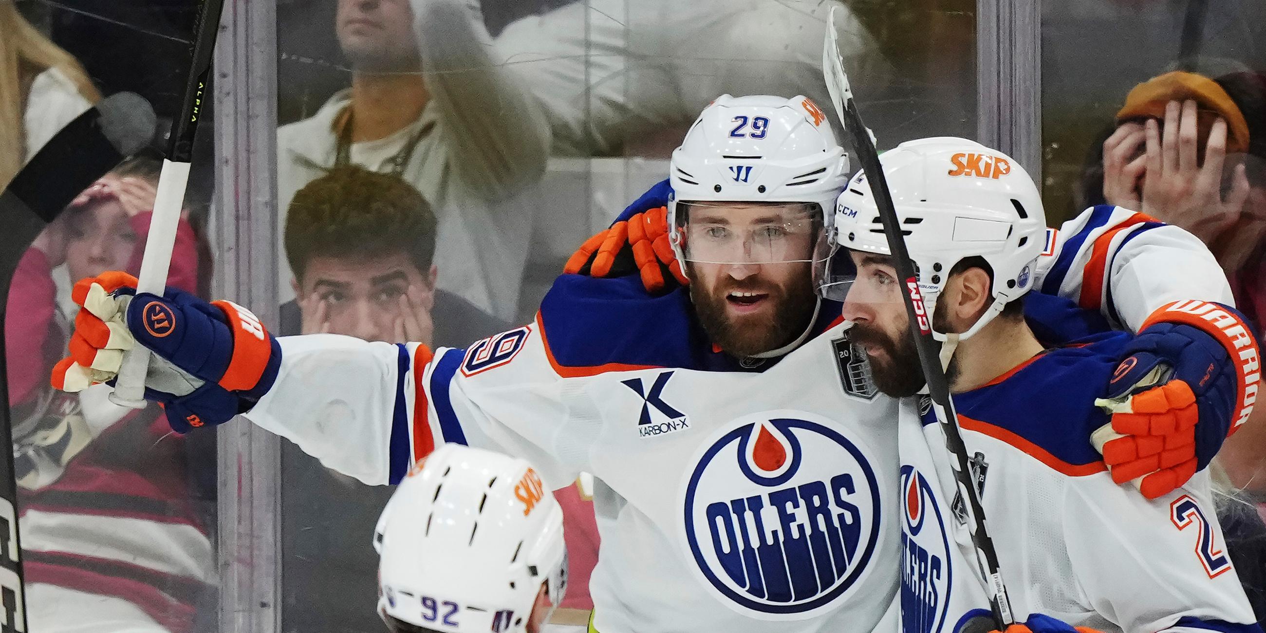 Leon Draisaitl (29) von den Edmonton Oilers feiert nach seinem Siegtreffer gegen die Florida Panthers mit Evan Bouchard (2) während der ersten Verlängerung in Spiel 4 des Stanley-Cup-Finales der NHL in Sunrise, Florida.