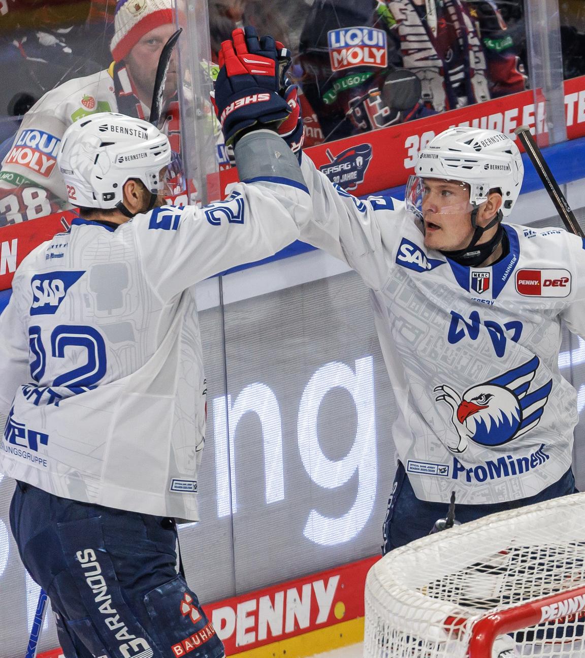 Zach Solow (rechts) von den Adler Mannheim feiert mit Matthias Plachta den Treffer zum zwischenzeitlichen 2:3 gegen die Eisbären Berlin.