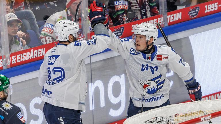 Zach Solow (rechts) von den Adler Mannheim feiert mit Matthias Plachta den Treffer zum zwischenzeitlichen 2:3 gegen die Eisbären Berlin.
