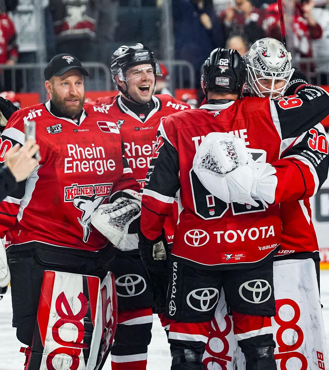 Die Eishockey-Spieler der Kölner Haie feiern den Einzug ins Halbfinale der DEL.