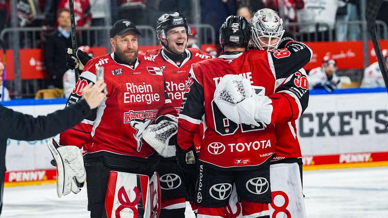 Die Eishockey-Spieler der Kölner Haie feiern den Einzug ins Halbfinale der DEL.