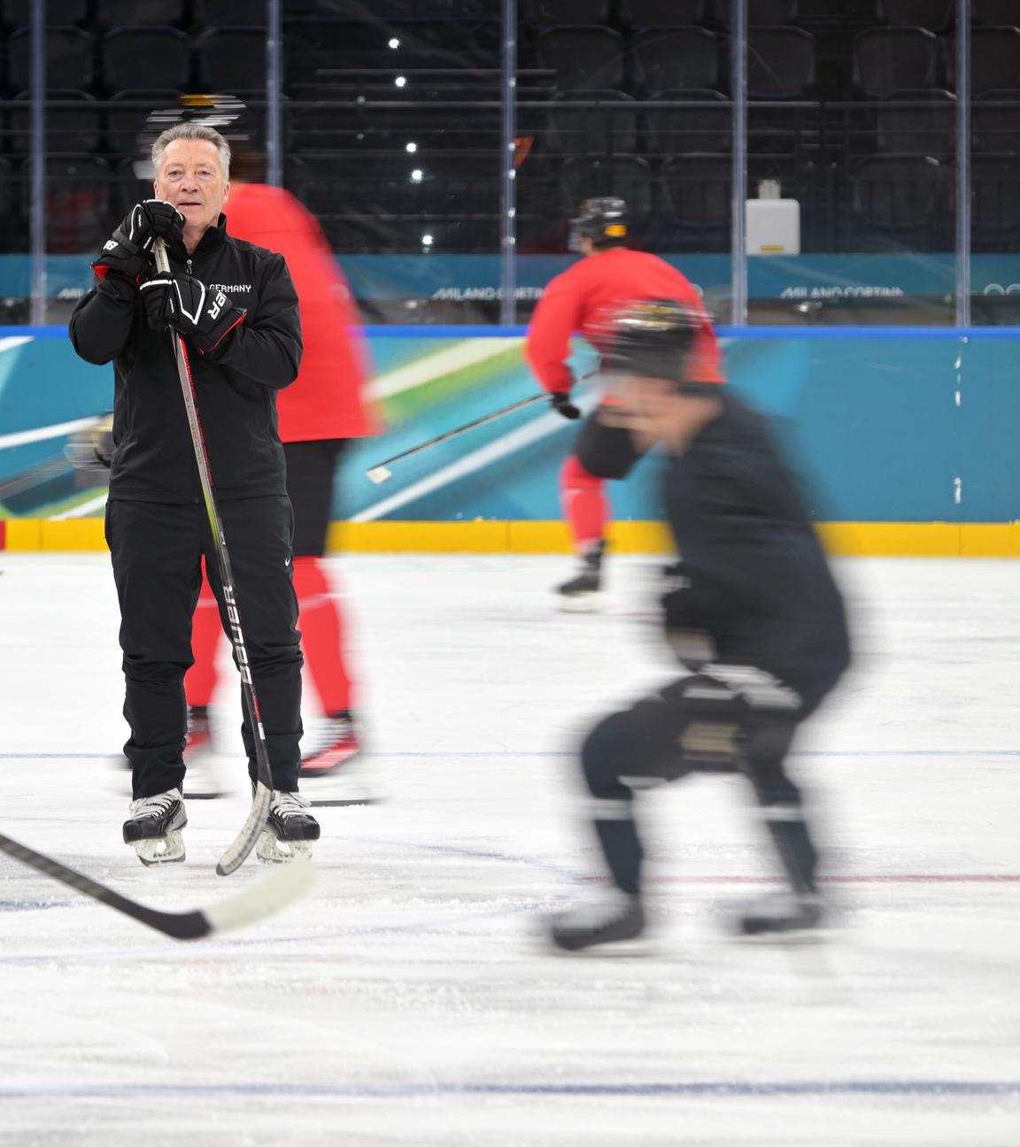 Bundestrainer Harold Kreis leitet das Training am 09.02.2026 in Mailand. 