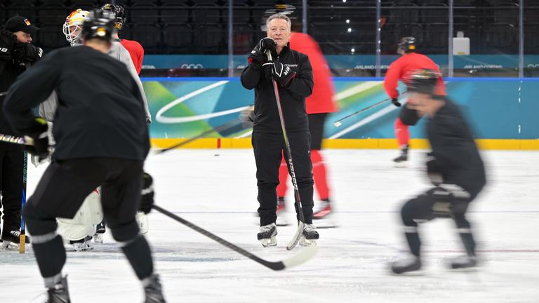 Bundestrainer Harold Kreis leitet das Training am 09.02.2026 in Mailand. 