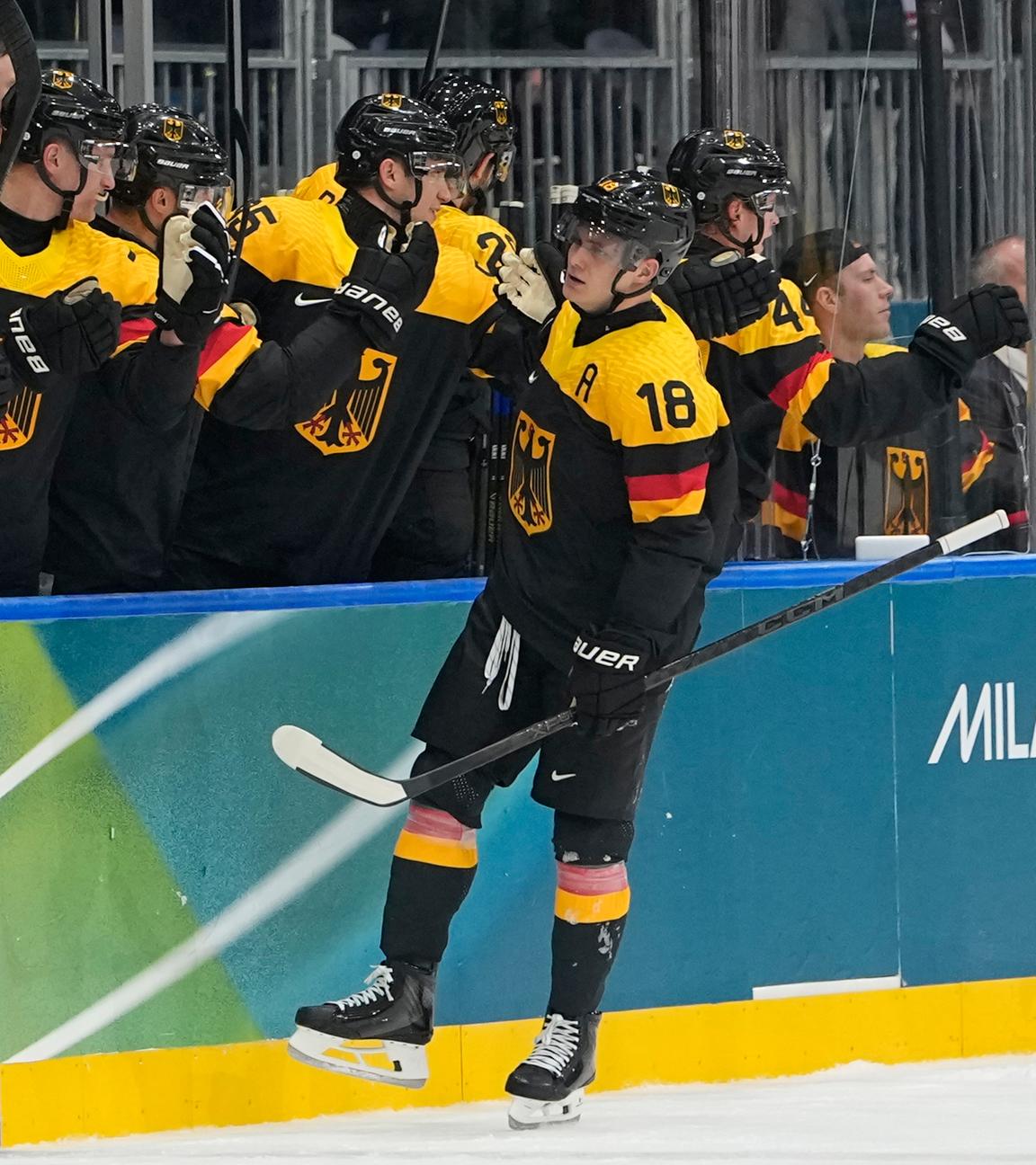 Deutschlands Tim Stützle jubelt nach seinem Tor zum 2:1 am 12.02.2026 in Mailand. 