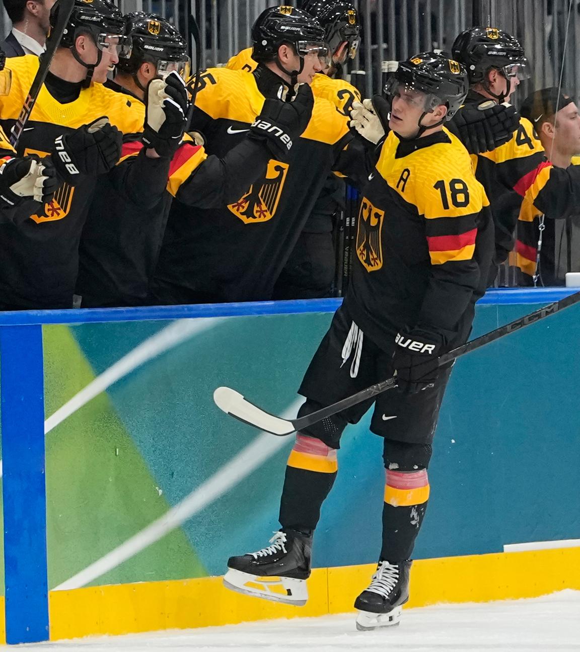 Deutschlands Tim Stützle jubelt nach seinem Tor zum 2:1 am 12.02.2026 in Mailand. 