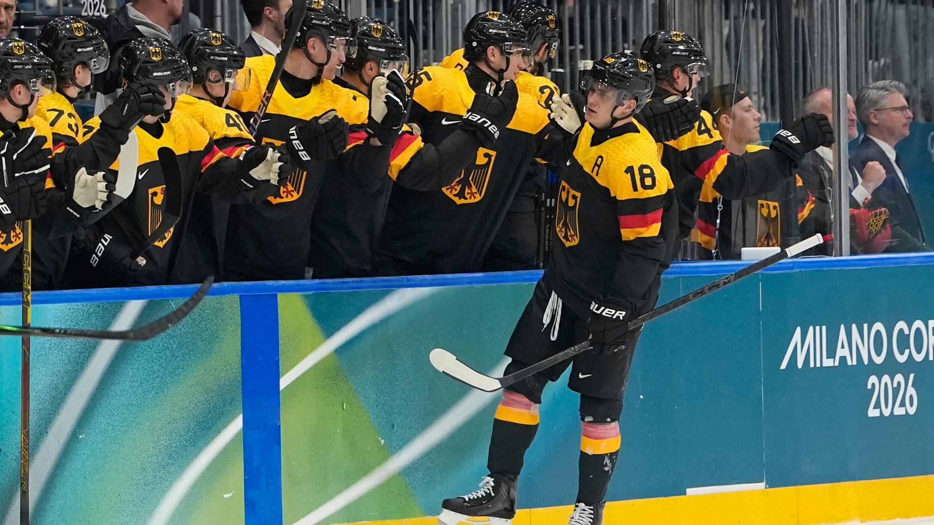 Deutschlands Tim Stützle jubelt nach seinem Tor zum 2:1 am 12.02.2026 in Mailand. 