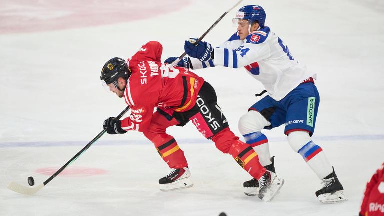 Deutschlands Mario Zimmermann kämpft um den Puck mit Patrik Koch von der Slowakei.
