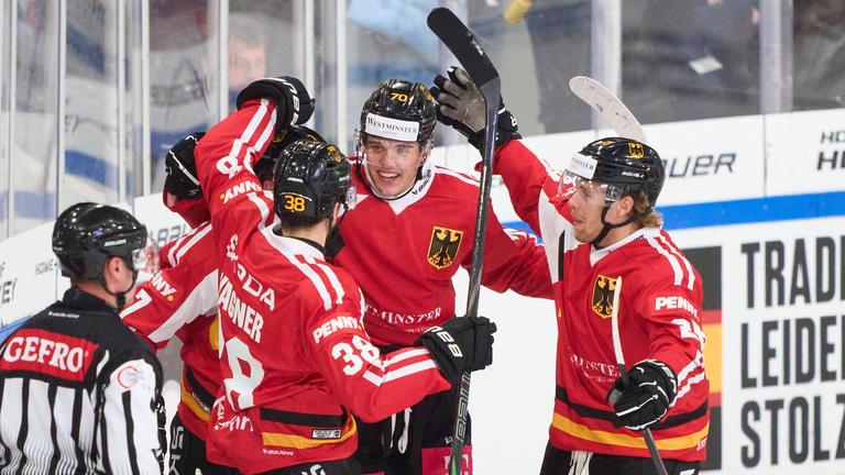 Die Spieler jubeln nach einem Treffer gegen die Slowakei.